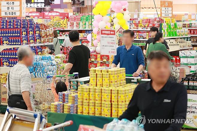 가공식품 (서울=연합뉴스) = 1일 서울의 한 대형마트에서 장을 보는 시민들. 2025.6.1