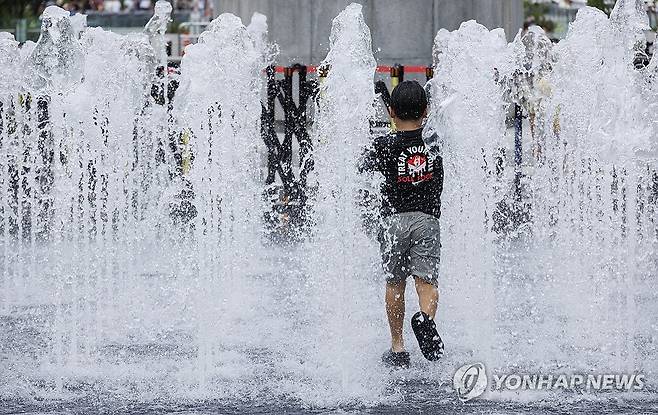 추석 물놀이 (서울=연합뉴스) 황광모 기자 = 추석인 17일 오후 서울 종로구 광화문 광장의 분수대에서 어린이가 물놀이하고 있다.
이날 서울 기온은 9월 중순 추석 기온으로는 이례적인 30도를 훌쩍 넘어 한여름을 방불케 했다. 2024.9.17 hkmpooh@yna.co.kr