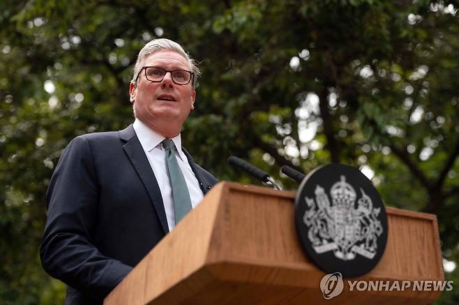 스타머 총리 (런던 AFP=연합뉴스) 키어 스타머 영국 총리가 1일(현지시간) 런던 다우닝가 10번지 총리실 앞에서 공공부문 노동자들에게 연설하고 있다.