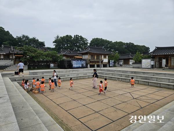 김포아트빌리지 내 한옥마을을 찾은 어린이들이 마을 중앙에 마련된 전통놀이마당에서 즐거운 시간을 보내고 있다. 2025.6.27 김포/김연태기자 kyt@kyeongin.com