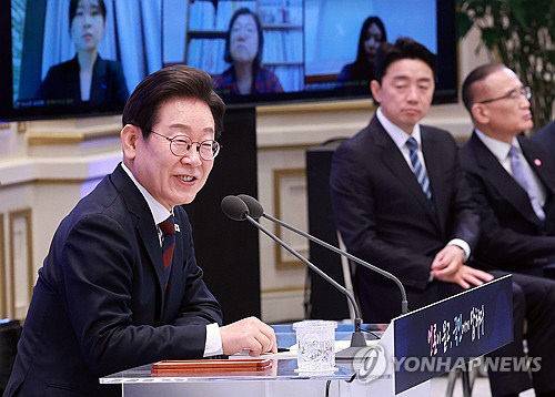 이재명 대통령이 3일 청와대 영빈관에서 열린 '대통령의 30일, 언론이 묻고 국민에게 답하다' 기자회견에서 취재진 질문에 답하고 있다. 대통령실통신사진기자단