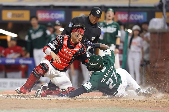 KIA 타이거즈 포수 김태군이 지난달 21일 인천 SSG랜더스필드에서 열린 SSG와의 경기에서 9회말 홈에 파고드는 에레디아를 저지하고 있다. /사진=KIA 타이거즈 제공