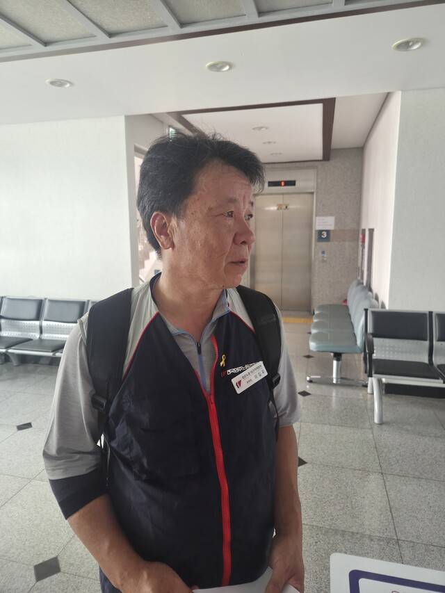 3일 이길우 민주노총 대구지역본부장이 재판장을 나서며 기자들의 질문에 답하고 있다. 구아영 기자