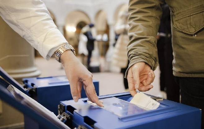 지난 2021년 11월 국민투표 참여하는 스위스인. (사진=연합뉴스)