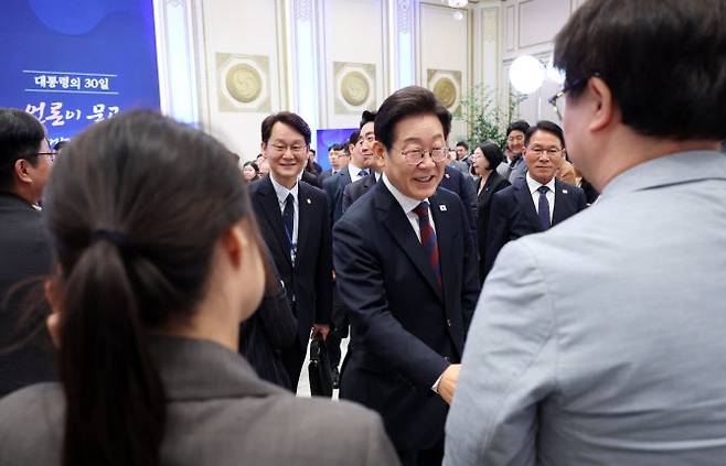 이재명 대통령이 3일 청와대 영빈관에서 ‘대통령의 30일, 언론이 묻고 국민에게 답하다’ 기자회견을 마친 뒤 퇴장하며 기자단과 인사하고 있다.(사진=연합뉴스)