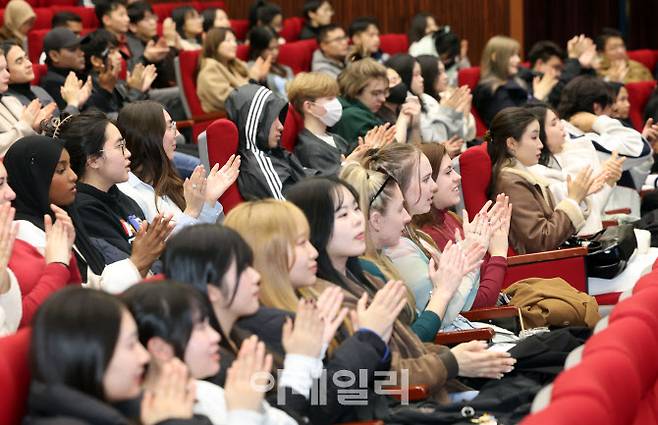 지난 2월 28일 부산 남구 국립부경대학교 대학극장에서 열린 2025학년도 1학기 외국인 신입생 오리엔테이션에 참가한 외국인 유학생들이 K팝 댄스공연을 즐기고 있다. 사진은 기사 내용과 직접 관련이 없음. (사진=뉴시스)