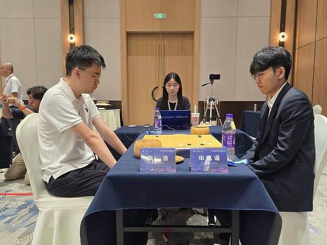 신진서 9단(오른쪽)이 중국 천하오 6단과 일전을 벌이고 있다.(사진 한국기원 제공)