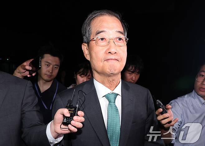 한덕수 전 국무총리가 2일 서울 서초구 서울고등검찰청에 마련된 내란특검 사무실에서 조사를 받은 후 귀가하고 있다. 2025.7.2/뉴스1 ⓒ News1 김성진 기자