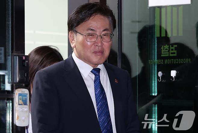 유상임 과학기술정보통신부 장관이 2일 서울 서초구 서울고등검찰청에 마련된 내란특검 사무실에서 조사를 받은 후 귀가하고 있다. 2025.7.2/뉴스1 ⓒ News1 김성진 기자