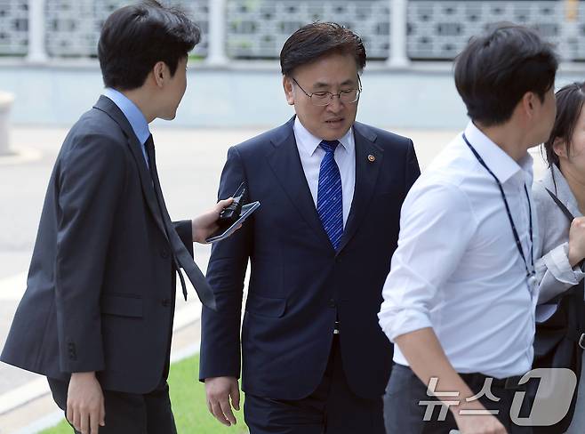 유상임 과학기술정보통신부 장관이 2일 오후 내란특검 조사를 받기 위해 서울 서초구 서울고검 청사로 출석하고 있다. 2025.7.2/뉴스1 ⓒ News1 박정호 기자
