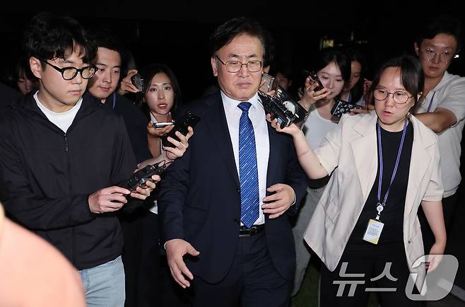 유상임 과학기술정보통신부 장관이 2일 서울 서초구 서울고등검찰청에 마련된 내란특검 사무실에서 조사를 받은 후 귀가하고 있다. 2025.7.2/뉴스1 ⓒ News1 김성진 기자