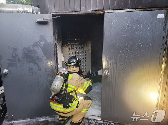 제주 중문관광단지의 한 호텔 기계실에서 불이나 투숙객 46명이 대피하는 소동을 빚었다.(제주도 소방안전본부 제공)/뉴스1