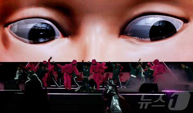 '지난 28일 서울 시청 광장에서 열린 '오징어 게임 3' 홍보 행사에서 캐릭터로 분장한 사람들이 공연을 펼치고 있다. ⓒ 로이터=뉴스1