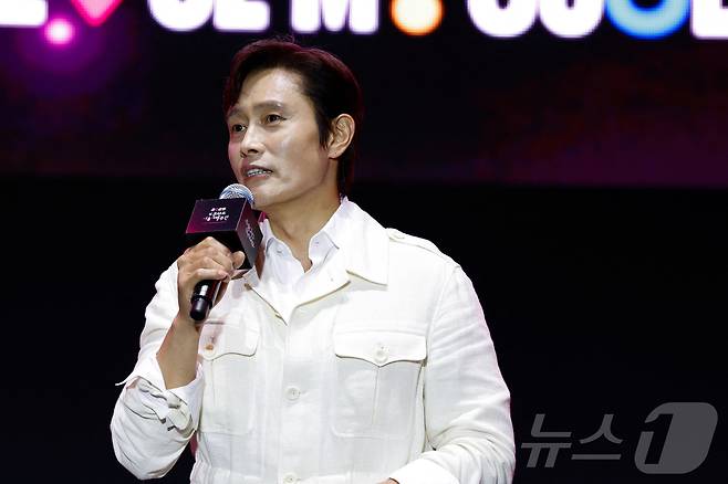 지난 28일 서울 시청 광장에서 열린 '오징어 게임 3' 홍보 행사에서 배우 이병헌이 인사말을 하고 있다. ⓒ 로이터=뉴스1