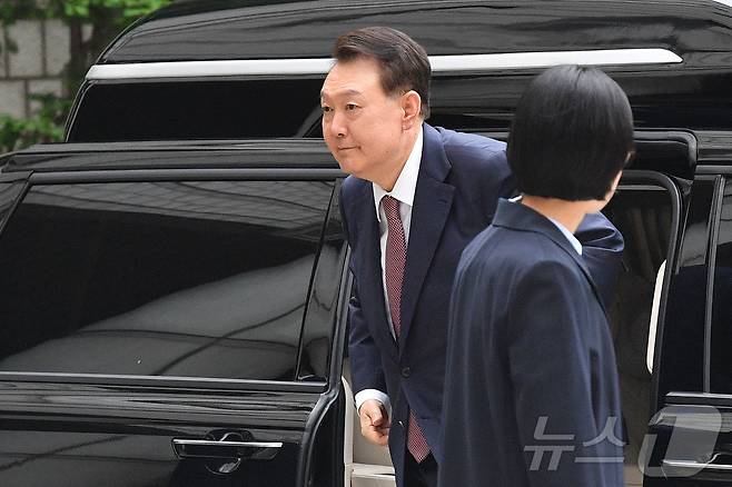 윤석열 전 대통령이 3일 서울 서초구 서울중앙지방법원에서 열린 우두머리 혐의·직권남용 권리행사 방해 혐의 사건 9차 공판에 출석하고 있다. 2025.7.3/뉴스1 ⓒ News1 사진공동취재단