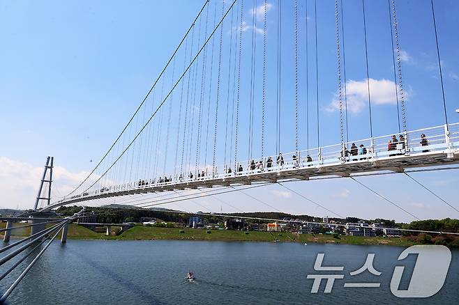 2일 경기 여주시 신륵사 관광지 일원서 열린 제37회 여주도자기축제를 찾은 방문객들이 지난 1일 개통한 여주의 새로운 명물로 떠오른 남한강 출렁다리를 걷고 있다. (여주시 제공. 재판매 및 DB 금지) 2025.5.2/뉴스1