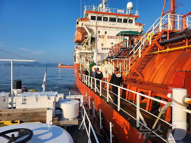 3일 오전 5시 17분쯤 전남 여수광양항 중흥부두 앞 해상에 있던 대형선박에서 염산이 누출돼 해경이 현장 점검을 하고 있다.(여수해경 제공. 재판매 및 DB 금지) ⓒ News1