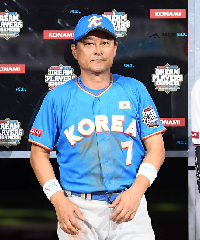 일본 홋카이도 에스콘필드에서 열린 한일 드림 플레이어즈 게임 MIP에 선정된 이종범. 사진 | 홋카이도=공동취재단