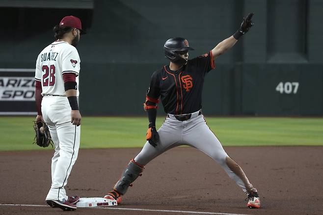 San Francisco Giants' Jung Hoo Lee points to the dugout after hitting an RBI triple against the Arizona Diamondbacks in the first inning during a baseball game, Wednesday, July 2, 2025, in Phoenix. (AP Photo/Rick Scuteri)
<저작권자(c) 연합뉴스, 무단 전재-재배포, AI 학습 및 활용 금지>