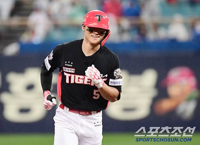 24일 대구 삼성라이온즈파크에서 열린 KBO리그 삼성과 KIA의 경기. 7회 KIA 김도영이 삼성 김태훈을 상대로 솔로홈런을 날렸다. 힘차게 그라운드를 돌고 있는 김도영. 대구=송정헌 기자songs@sportschosun.com/2025.05.24/