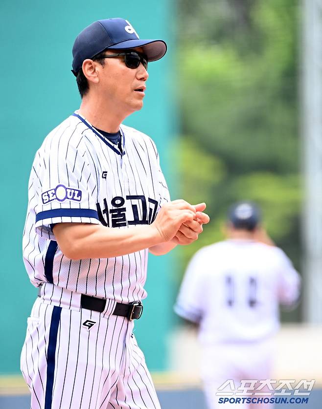 3일 서울 목동구장에서 열린 제80회 청룡기 고교야구선수권 대회 및 주말리그 왕중왕전 성남고와 서울고의 경기, 경기에 나선 서울고 김동수 감독의 모습. 목동=허상욱 기자wook@sportschosun.com/2025.07.03/