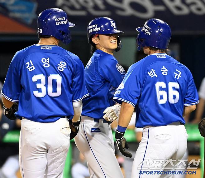 3일 잠실야구장에서 열린 삼성과 두산의 경기, 9회초 무사 만루 이재현이 역전 만루홈런을 치고 기쁨을 나누고 있다. 잠실=허상욱 기자wook@sportschosun.com/2025.07.03/