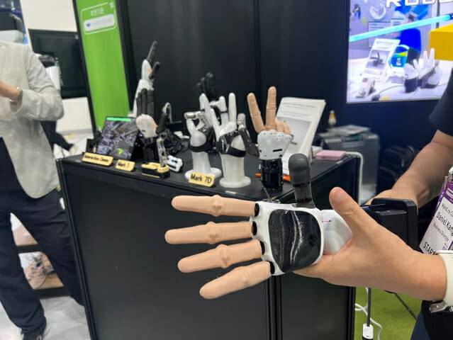 만드로가 26~27일 넥스트라이즈 2025에서 선보인 로봇 손 (사진=지디넷코리아 신영빈 기자)