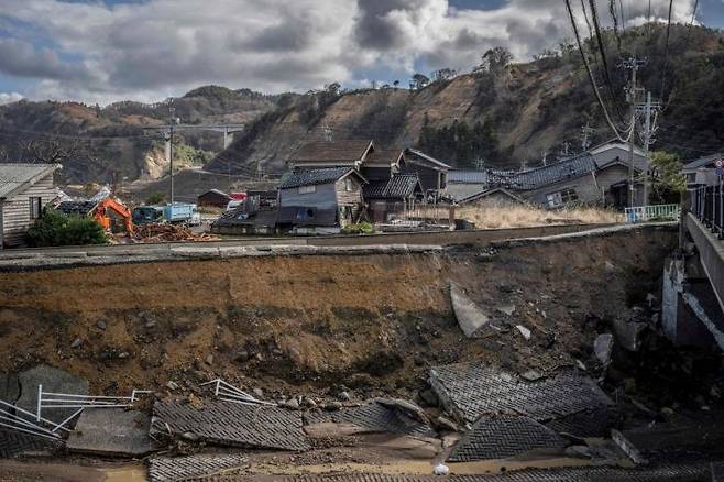 지난해 12월께 지진 이후 산사태로 피해를 일본의 소도시의 모습. AFP·연합뉴스