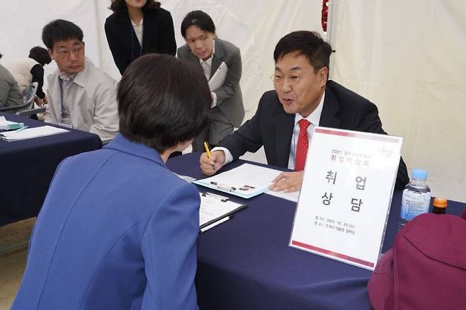 2023 취업박람회에서 구직자와 상담 중인 정문헌 구청장. 종로구 제공.