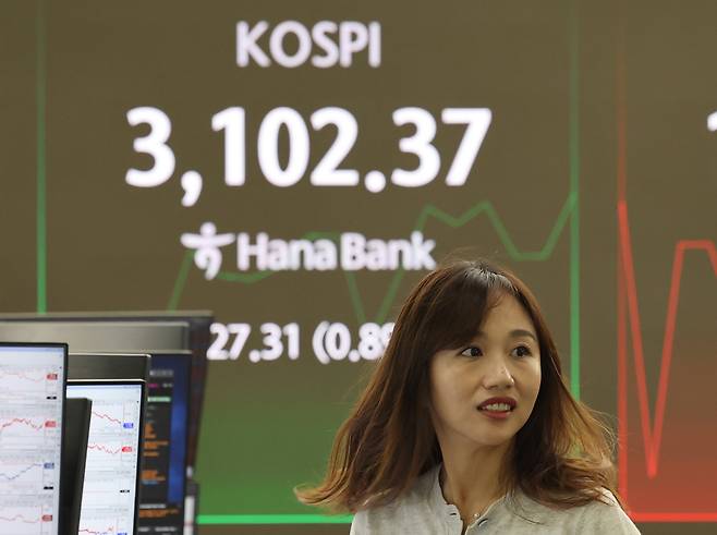코스피가 상승 출발한 3일 서울 중구 하나은행 딜링룸 전광판에 코스피 지수가 표시 되고 있다./연합뉴스
