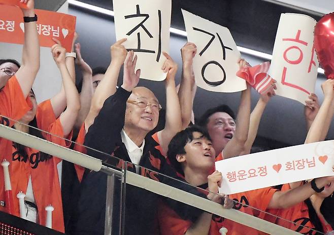 3일 대전 한화생명볼파크에서 열린 NC-한화전. 경기장을 방문한 한화 김승연 회장이 직원들과 함께 경기를 관람하고 있다./정재근 스포츠조선 기자