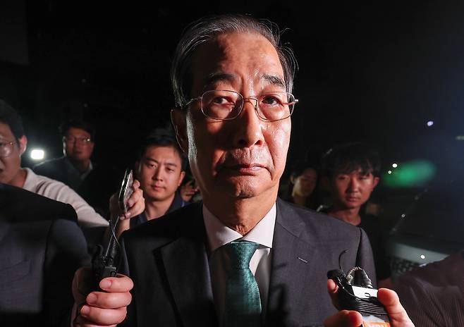 한덕수 전 국무총리가 2일 서울 서초구 서울고등검찰청에 마련된 내란특검 사무실에서 조사를 받은 후 귀가하고 있다. /뉴스1