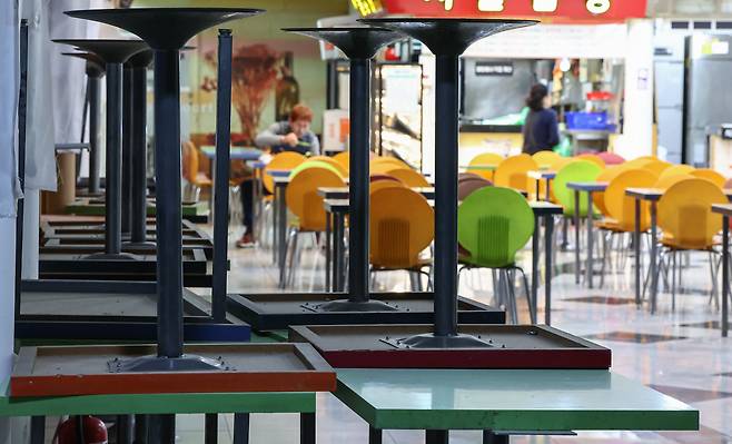 서울 시내 한 식당가에 폐업한 가게의 물건이 쌓여 있다. /뉴스1