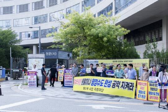 최민호 세종시장이 해수부 이전 반대 이틀째 1인 시위를 하던 3일, 시민 100여 명이 시위에 동참해 해수부 이전 반대를 주장하고 있다. 세종시 제공