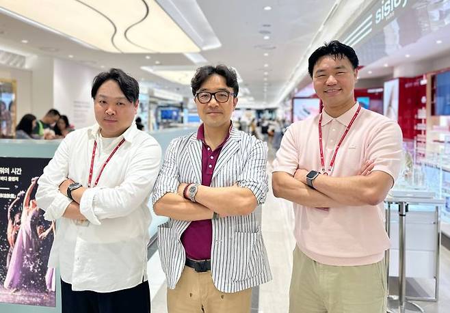 신속한 응급조치와 심폐소생술로 의식을 잃고 쓰러진 고객의 소중한 생명을 구한 (왼쪽부터) 롯데면세점 제주점 김정우 대리, 윤남호 제주공항점 점장, 제주점 김동진 사원이 기념촬영을 하고 있다.ⓒ롯데면세점