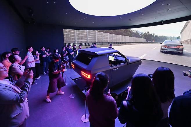 서울 강남구 강남대로 현대자동차 강남사옥에 마련된 ‘UX 스튜디오 서울’을 찾은 방문객들이 2층 어드밴스드 리서치 랩에 설치된 6축 모션 시뮬레이터를 둘러보고 있다. 현대자동차그룹 제공