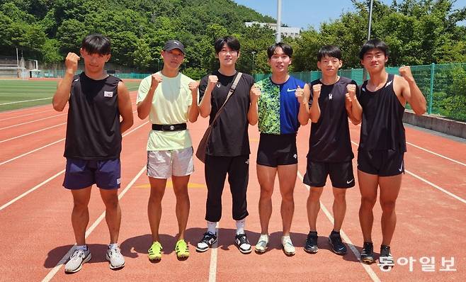 유재혁 감독(왼쪽에서 세 번째)이 이끄는 부산대 육상부 선수들이 지난달 27일 부산 금정구 부산대 대운동장 트랙에서 포즈를 취하고 있다. 김화영 기자 run@donga.com