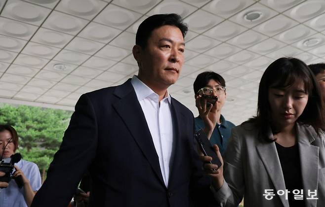 김성훈 전 대통령경호처장이 3일 서울 서초구 고등검찰청에 마련된 내란 특검 사무실로 출석하고 있다. 박형기 기자 oneshot@donga.com