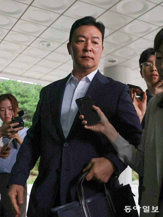 김성훈 전 대통령경호처장이 3일 서울 서초구 고등검찰청에 마련된 내란 특검 사무실로 출석하고 있다. 박형기 기자 oneshot@donga.com