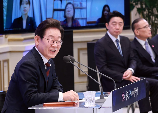 이재명 대통령이 3일 청와대에서 취임 30일 기념 기자회견을 열고 있다. 연합뉴스