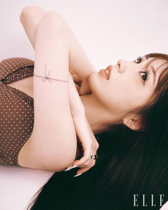 권진아가 입은 브라운 도트 비키니 톱과 탱크톱은 모두 s/e/o. 둘째 손가락에 착용한 골드 링은 Dana Burton. 넷째 손가락에 착용한 골드 링은 Cellmute.