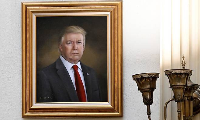 자료사진. 2025년3월24일 콜로라도 주의회 건물 3층에 도널드 트럼프 대통령의 초상화가 걸려 있다. 트럼프 대통령은 이 초상화에 대해 자신의 얼굴을 왜곡했다고 불평했다. 이 초상화는 결국 철거되었다. AP연합뉴스