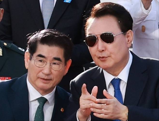 윤석열 전 대통령과 김용현 전 국방부 장관(왼쪽)이 지난해 10월1일 서울 광화문광장에서 열린 건군 76주년 국군의날 시가행진 행사에서 대화하고 있다. 대통령실 사진기자단