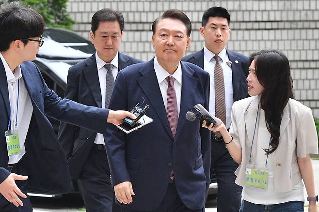 윤석열 전 대통령이 3일 서울 서초구 서울중앙지방법원에서 열린 내란 우두머리 혐의·직권남용 권리행사 방해 혐의 사건 9차 공판에 출석하고 있다. 사진공동취재단
