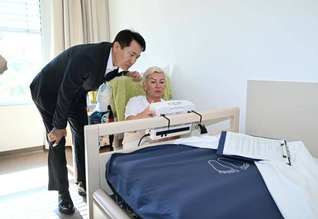 오세훈 서울시장이 2일(현지시간) 오스트리아 빈의 노인요양시설을 둘러보고 있다. 서울시 제공