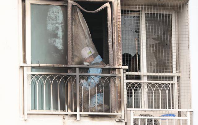 어린이 2명이 숨진 부산 기장군의 한 아파트 6층 화재 현장에서 3일 경찰, 소방, 국립과학수사연구원 등이 합동 감식을 벌이고 있다. 연합뉴스