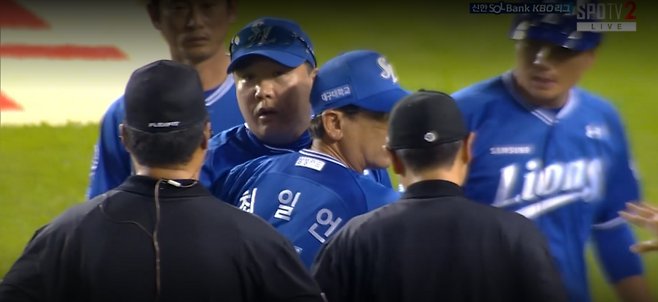 2일 잠실 두산 베어스전에서 심판진에 강하게 항의하는 박진만 삼성 감독. 최일언 수석코치가 박진만 감독을 말리고 있다. 티빙/스포티비 중계화면 캡쳐