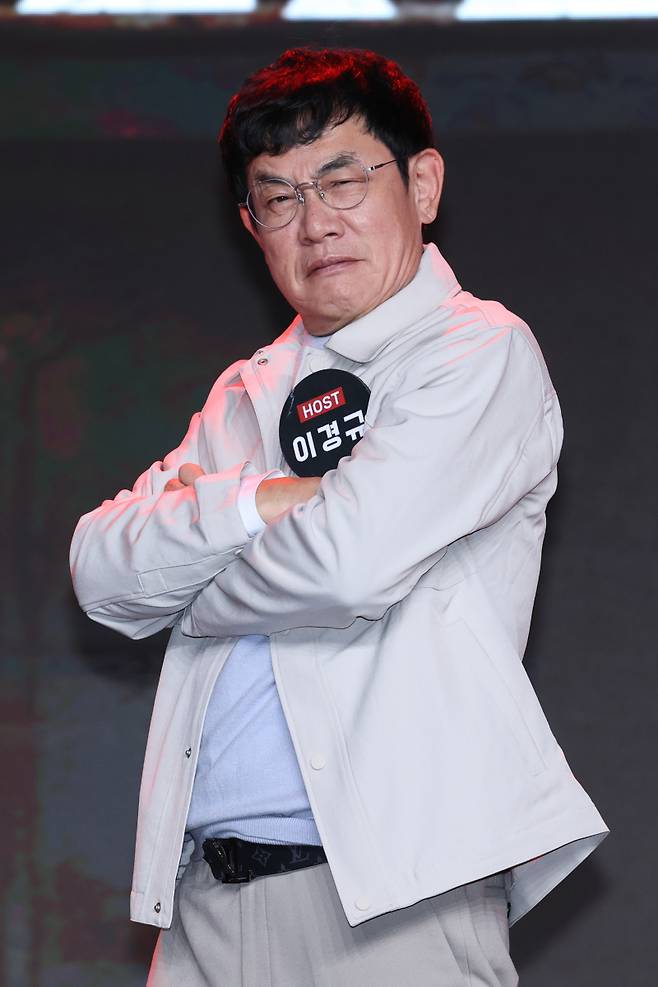 코미디언 이경규가 14일 오전 서울 중구 브이스페이스에서 열린 넷플릭스 예능 '코미디 리벤지' 제작발표회에서 포즈를 취하고 있다. '코미디 리벤지'는 <코미디 로얄> 우승팀 이경규 팀이 판을 깔고 K-코미디 대표주자들이 각 잡고 웃음 터뜨리는 코미디 컴피티션. 15일 공개. 서병수 기자 qudtn@edaily.co.kr /2024.10.14/