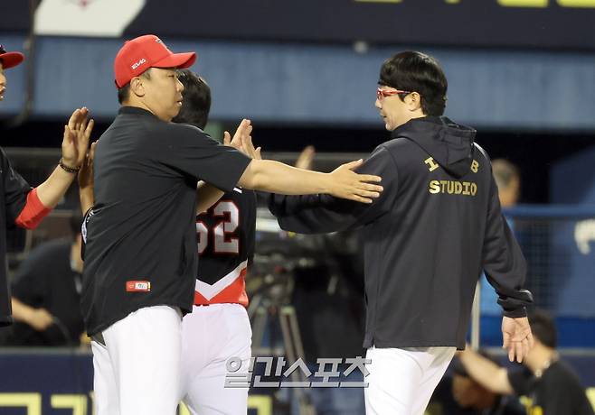 3일 오후 잠실야구장에서 열린 2025 프로야구 KIA와 두산 경기. KIA가 11-3 승리했다. 경기 종료 후 이범호 감독이 승리를 챙긴 양현종과 승리 세리머니를 하고 있다. 잠실=정시종 기자/2025.06.03.