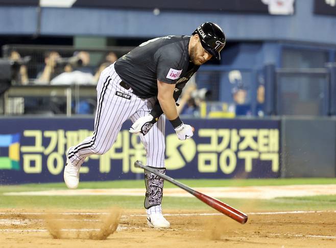 19일 오후 잠실야구장에서 열린 2025 프로야구 NC와 LG 경기. LG 오스틴이 8회 중견수 플라이를 날리고 방망이를 팽개치고 있다. 잠실=정시종 기자 capa@edaily.co.kr /2025.06.19.